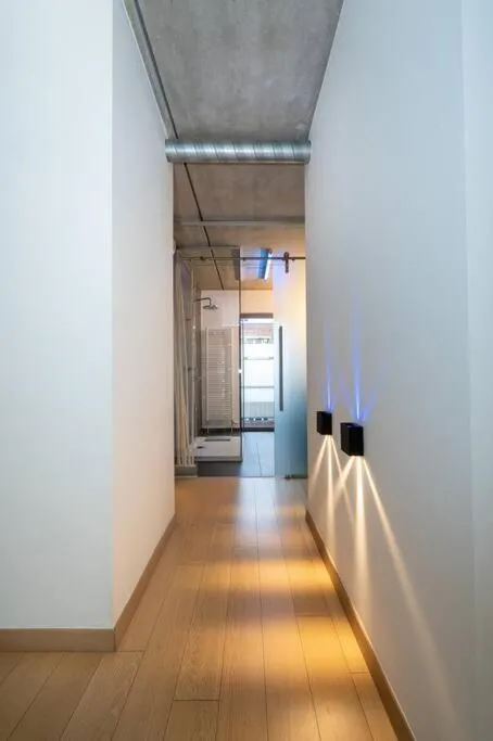 London 993 Loft 402