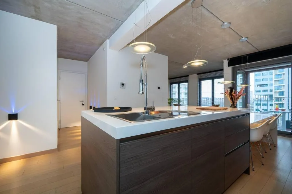 London 993 Loft 402