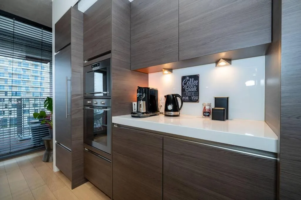 London 993 Loft 402