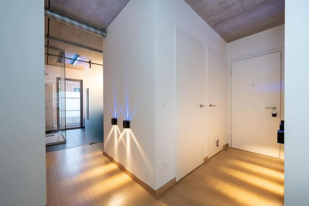 London 993 Loft 402