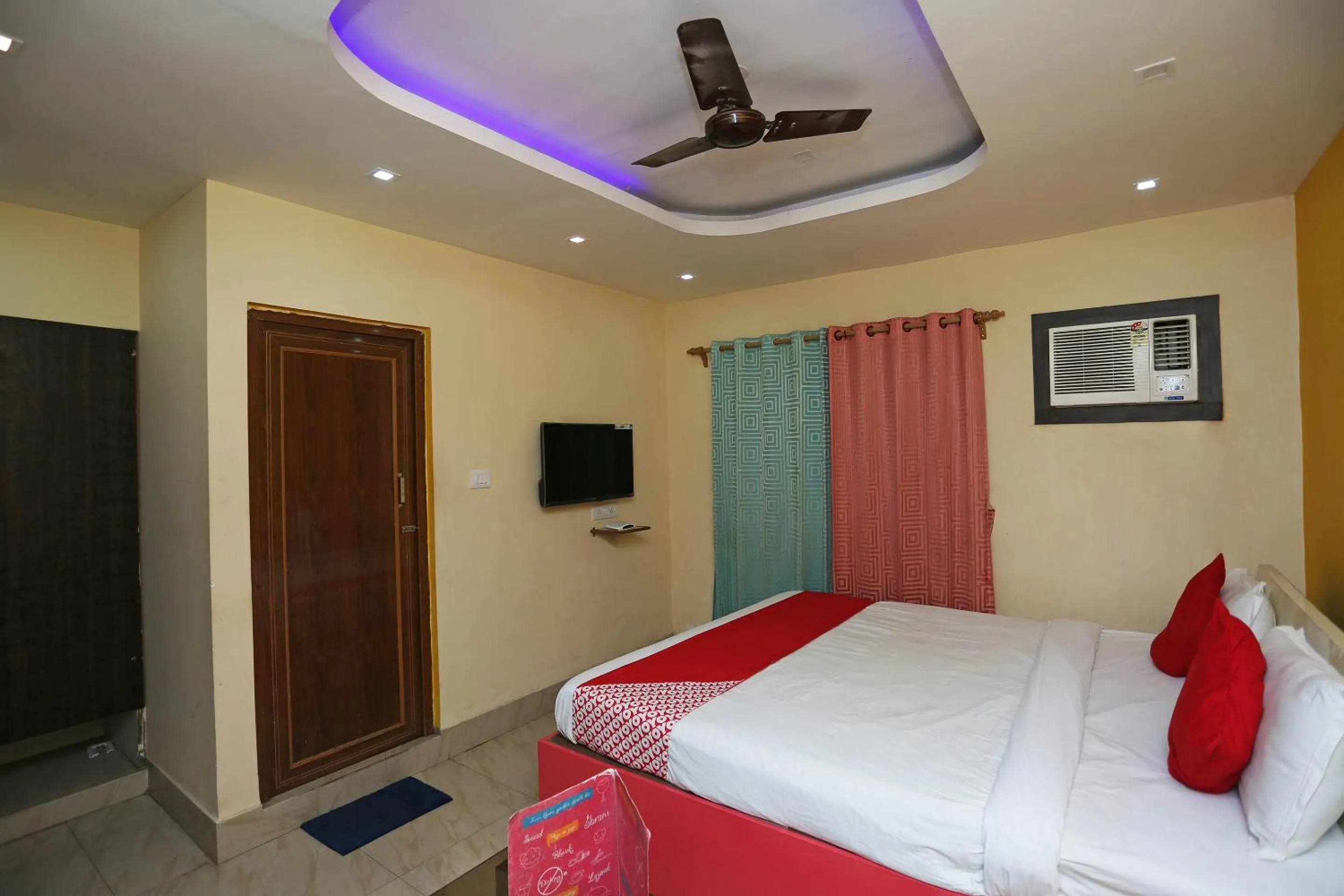 Bedroom, Bed in Hotel O Geetanjali Palace
