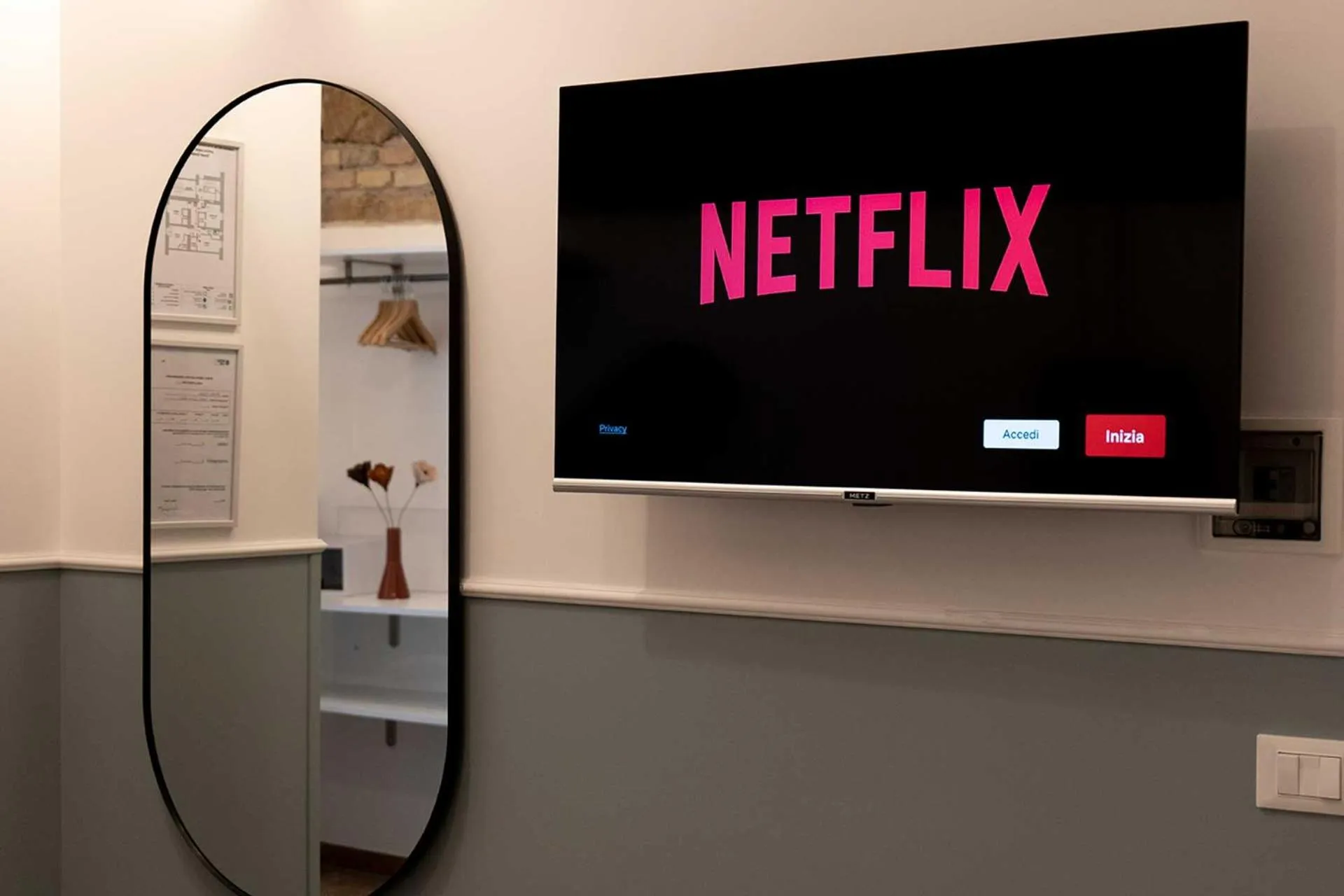 TV and multimedia in Smart Guesthouse Termini