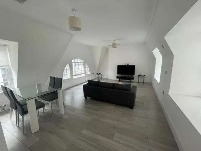 Three-Bedroom Apartment in The Apartments Kensington High Street Three-Bedroom Apartment in The Apartments Kensington High Street