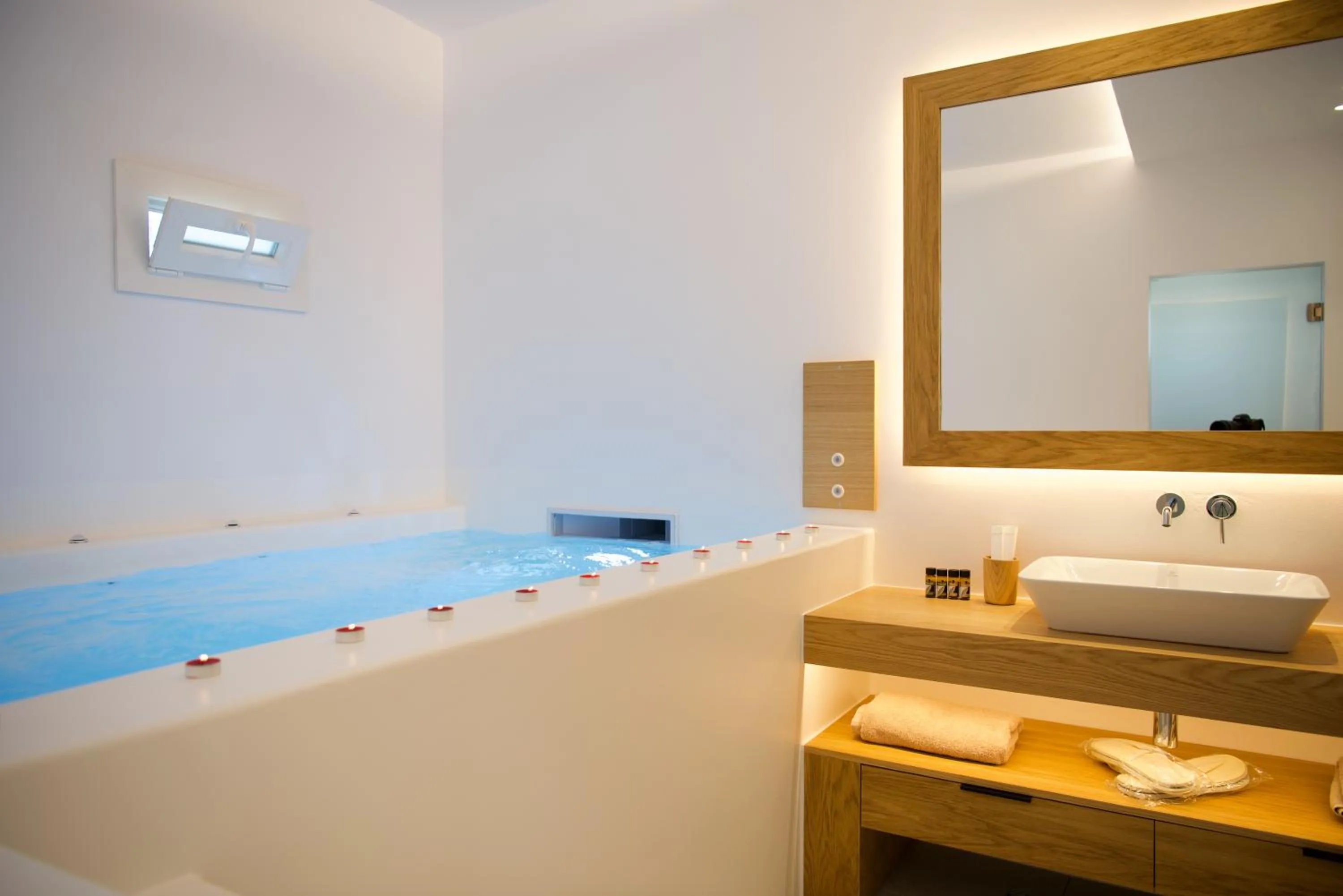 Hot Tub in Elit Suites Mykonos