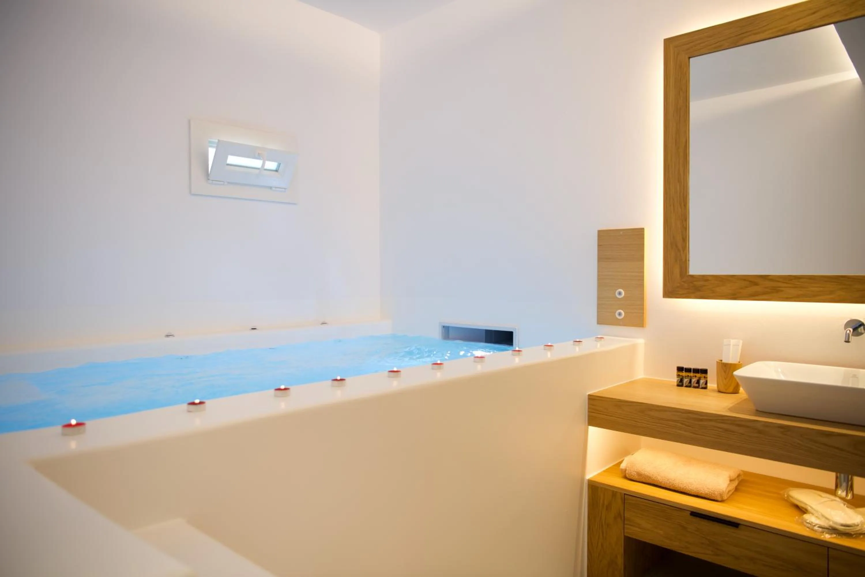 Hot Tub in Elit Suites Mykonos