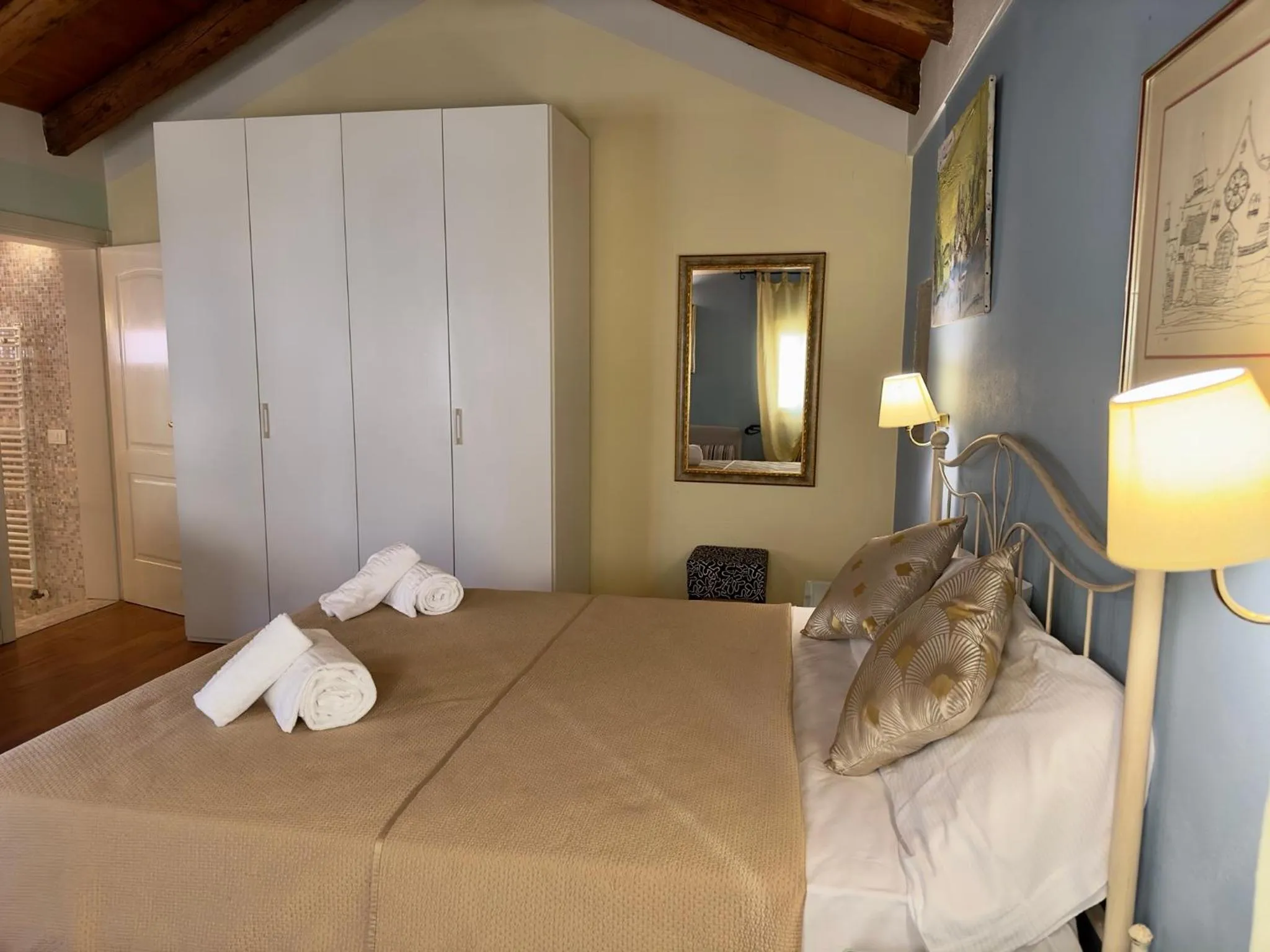 wardrobe, Bed in First Dream Venice