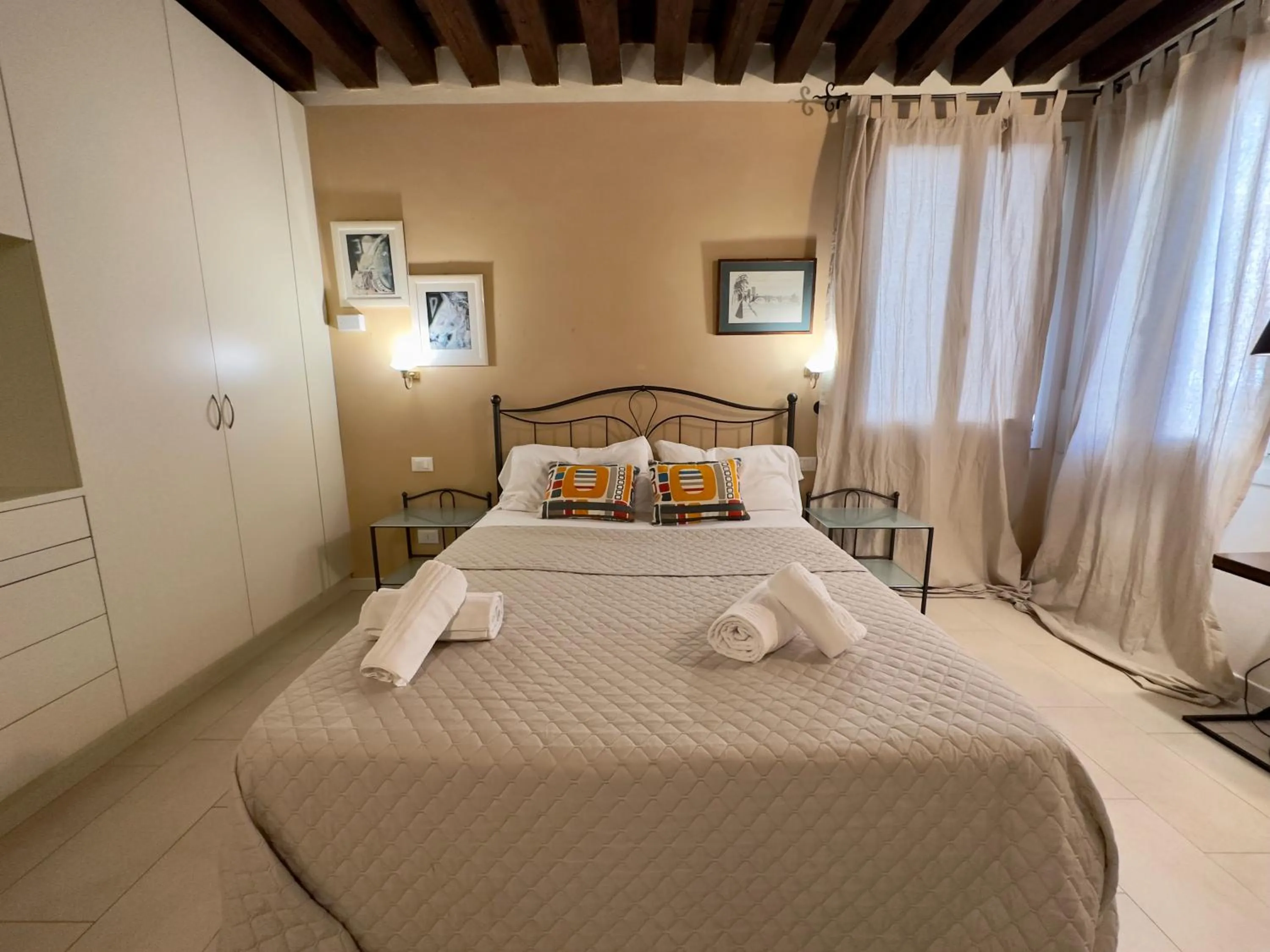 Photo of the whole room, Bed in First Dream Venice
