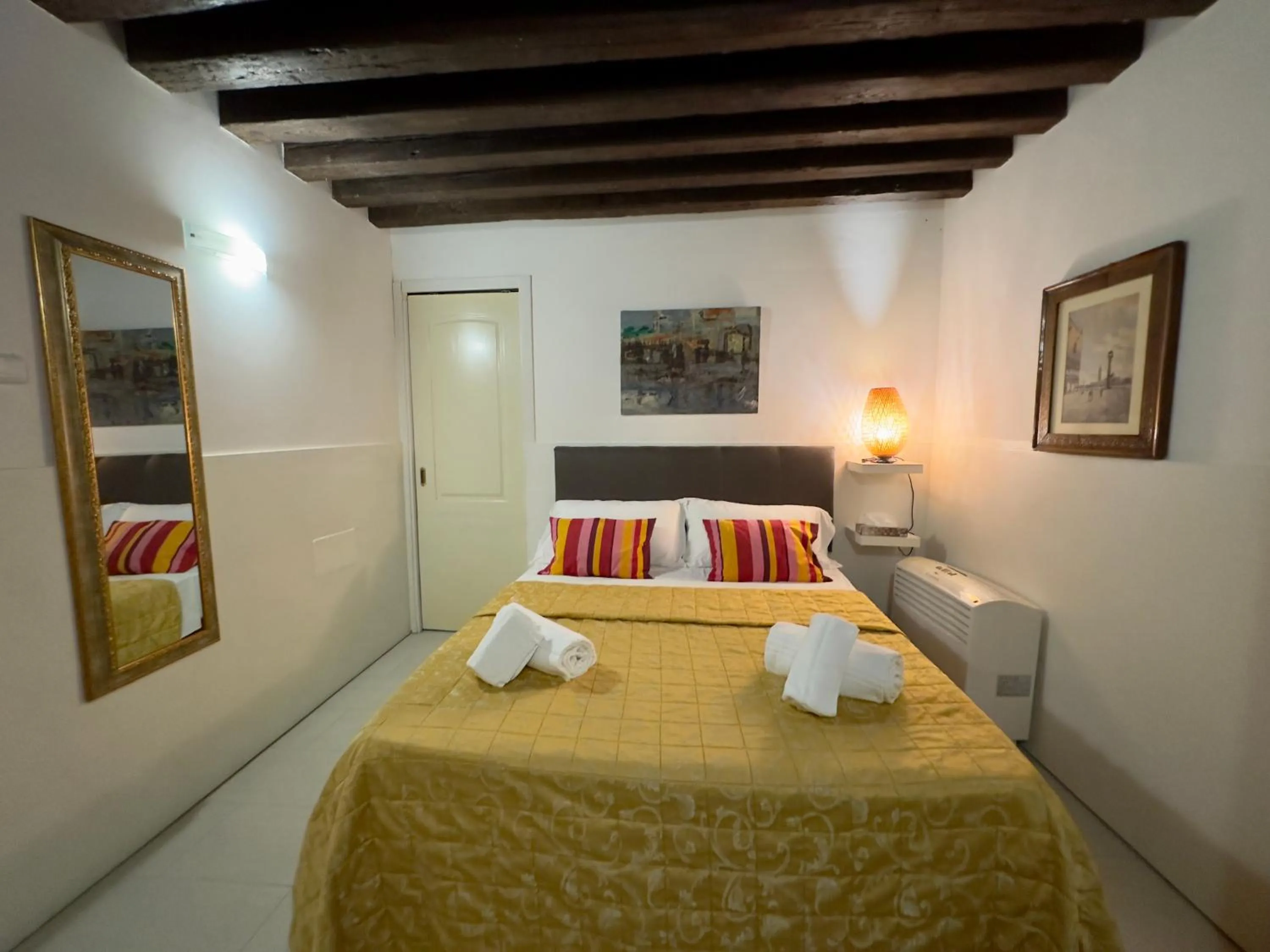 Photo of the whole room, Bed in First Dream Venice