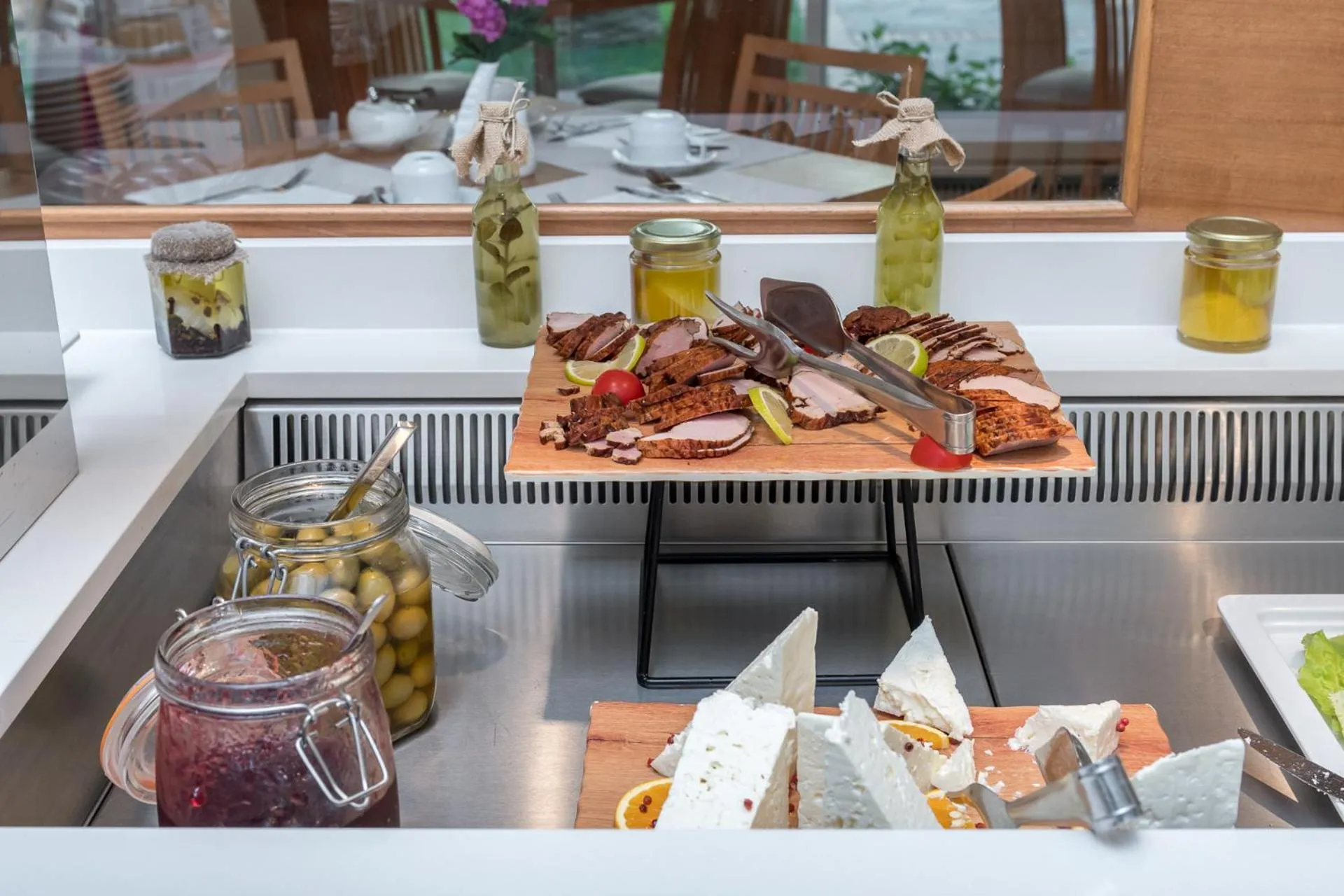 Buffet breakfast in Apollo Beach