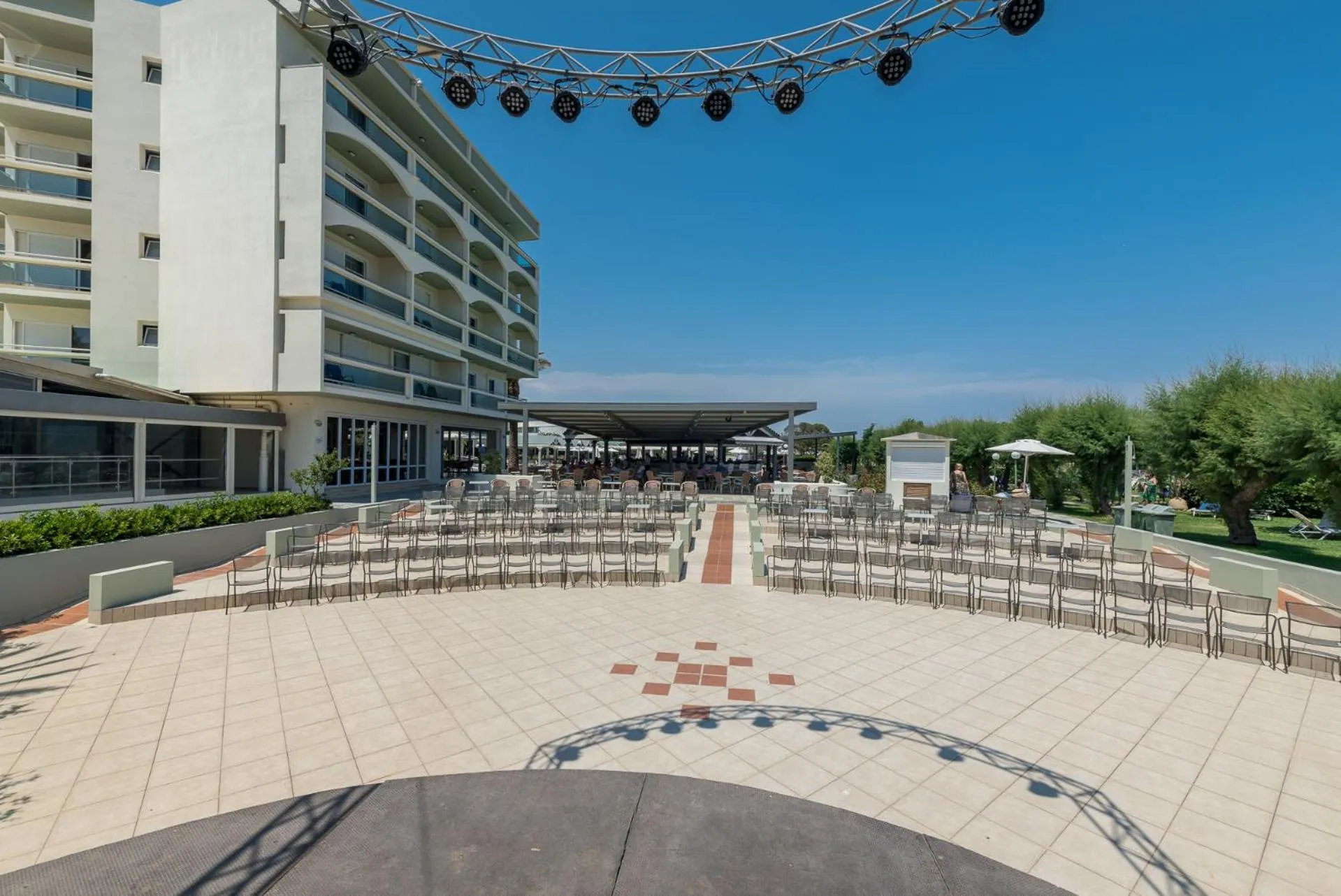 Evening entertainment in Apollo Beach