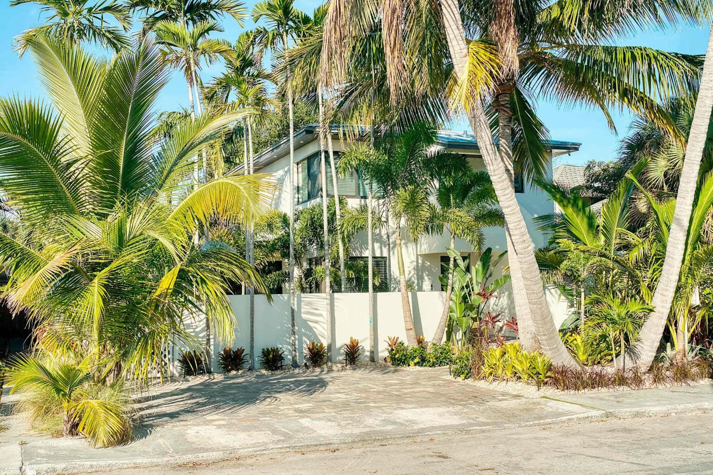 Apartment in Art Deco Apt w Pool One Mile to Beach Pets Welcome