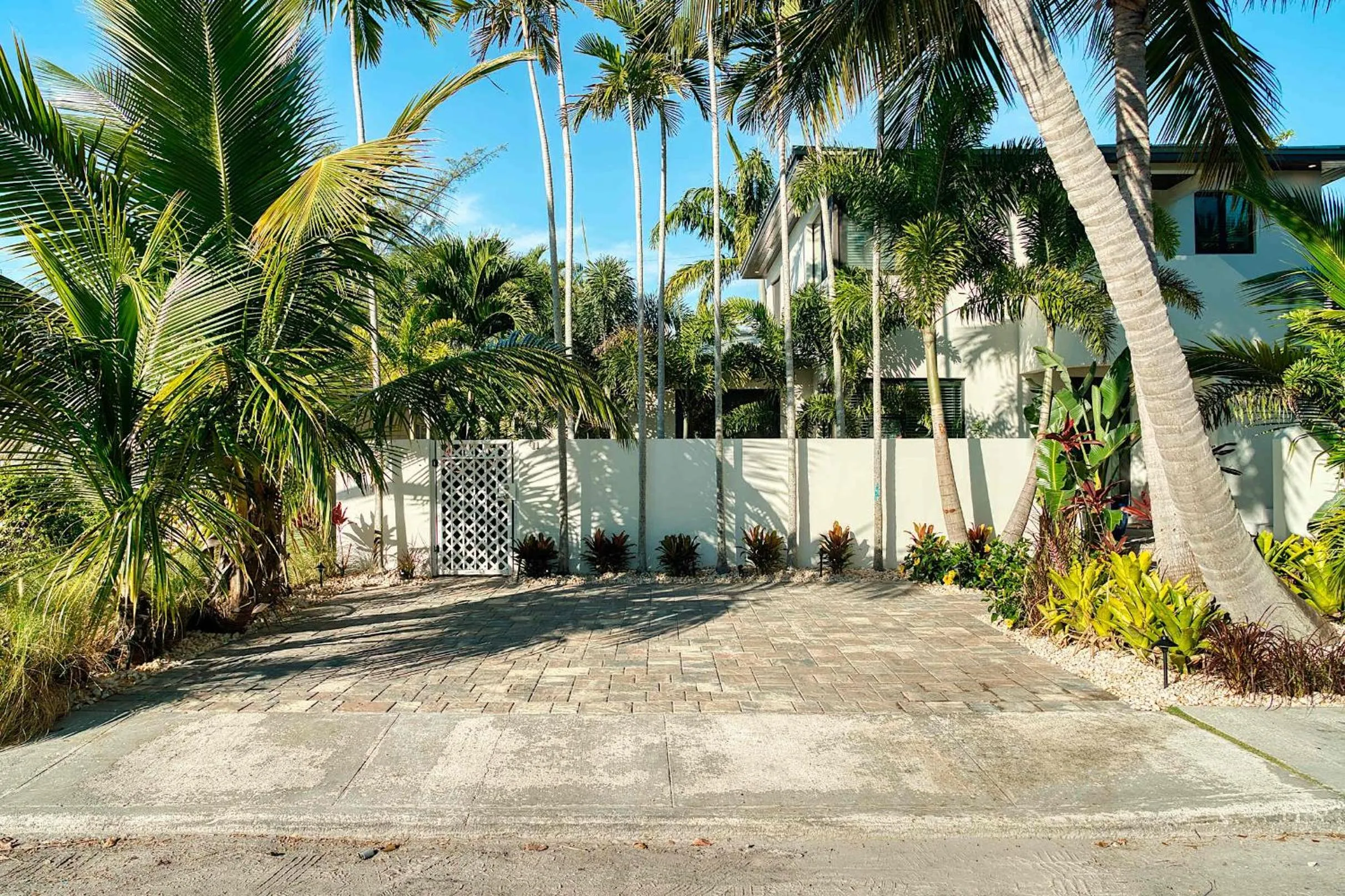 Apartment in Art Deco Apt w Pool One Mile to Beach Pets Welcome