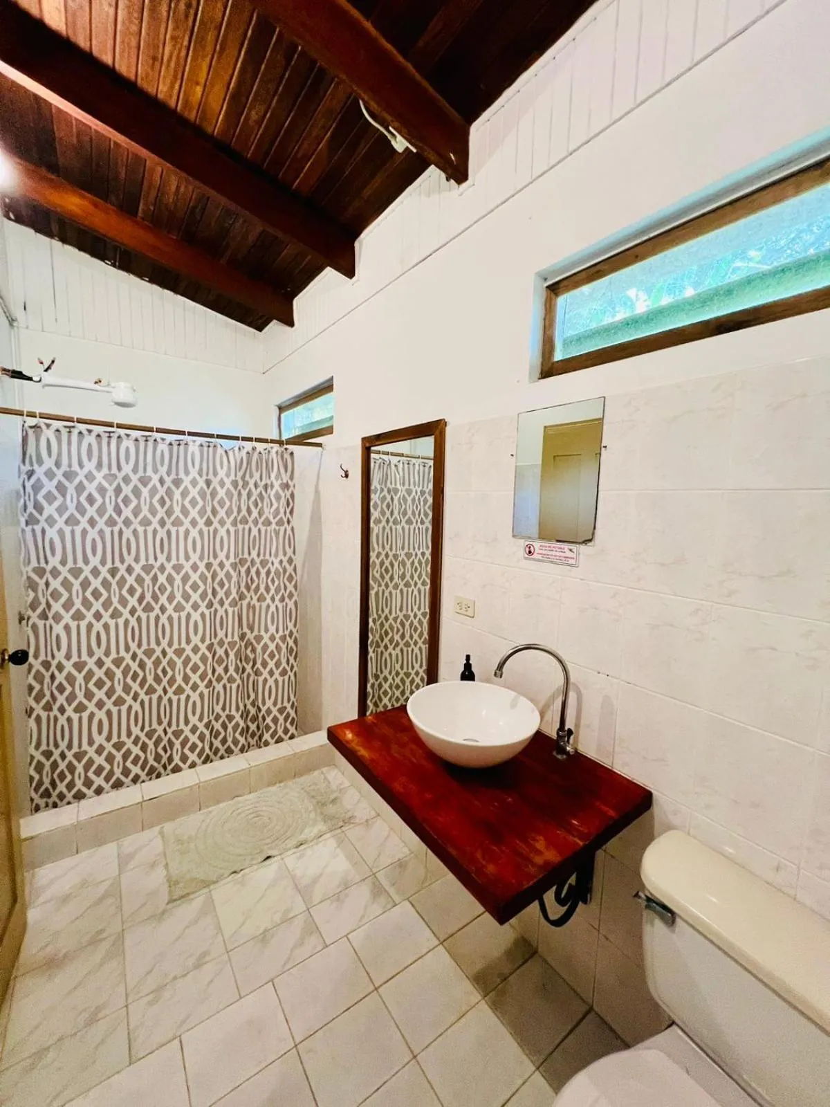 Shower in Hotel Exotic Lodge