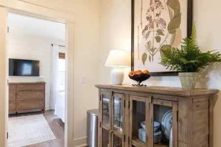 Downtown Luxury Farmhouse Apartment #4