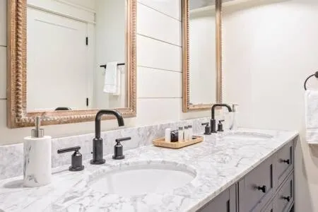 Downtown Luxury Farmhouse Apartment #4