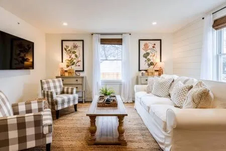 Downtown Luxury Farmhouse Apartment #4