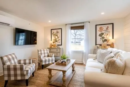 Downtown Luxury Farmhouse Apartment #4