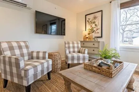 Downtown Luxury Farmhouse Apartment #4