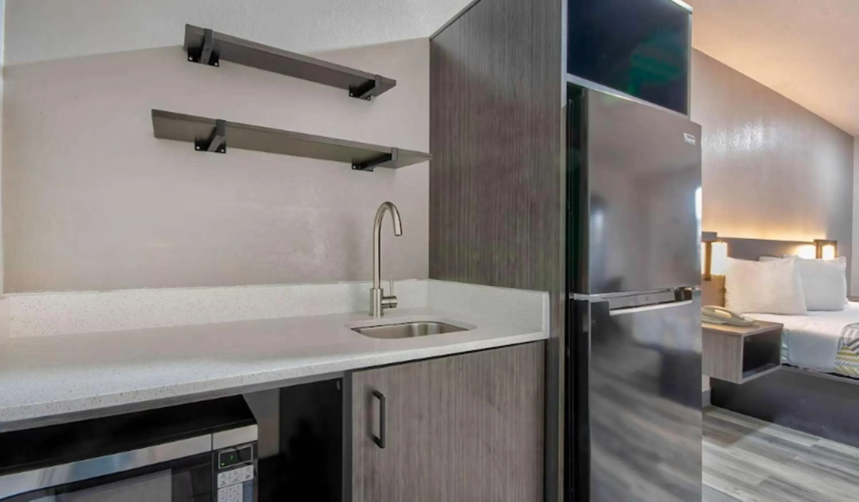 Bathroom, Bed in Studio 6 Texarkana TX