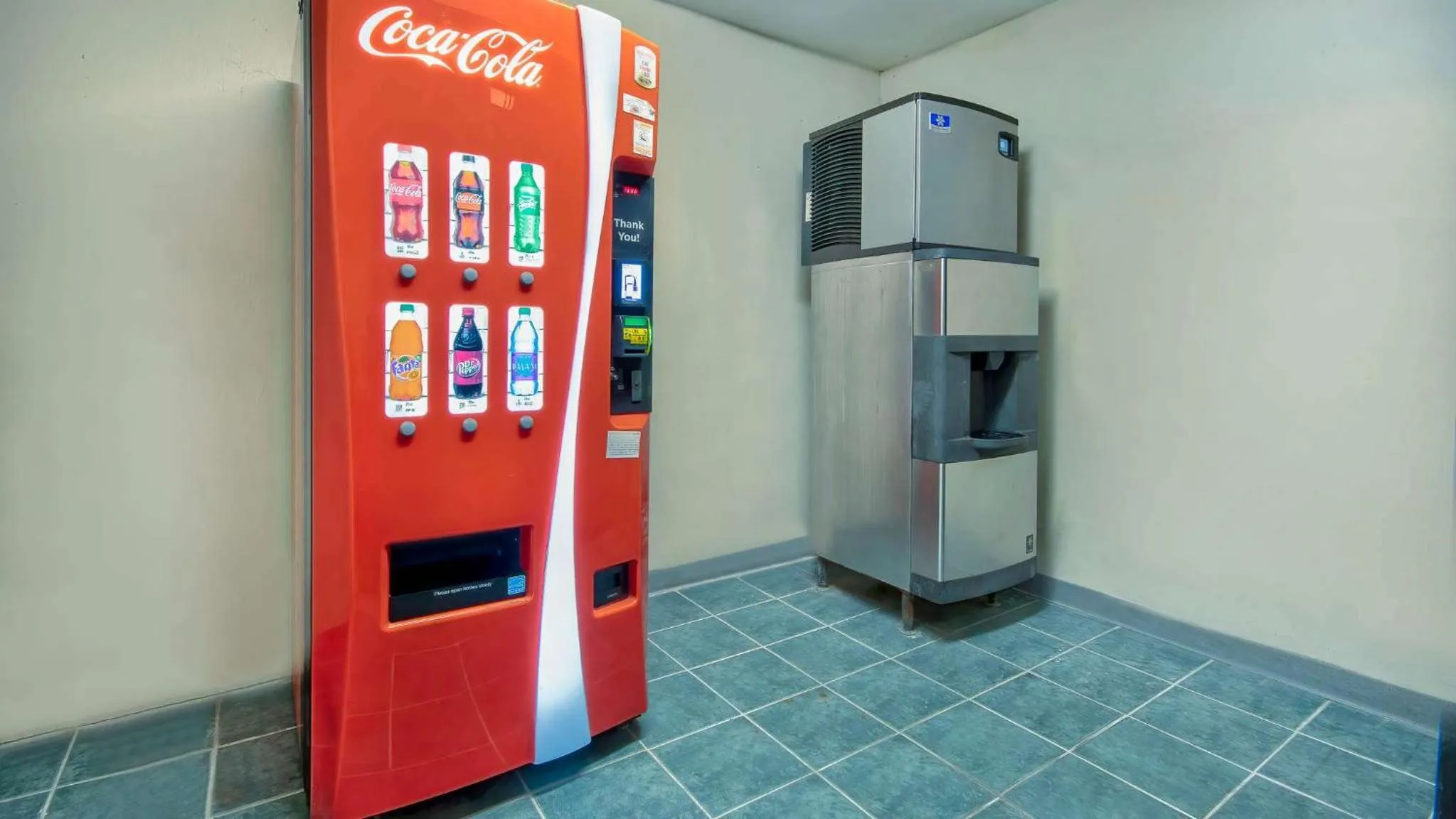 Photo of the whole room in Studio 6 Texarkana TX