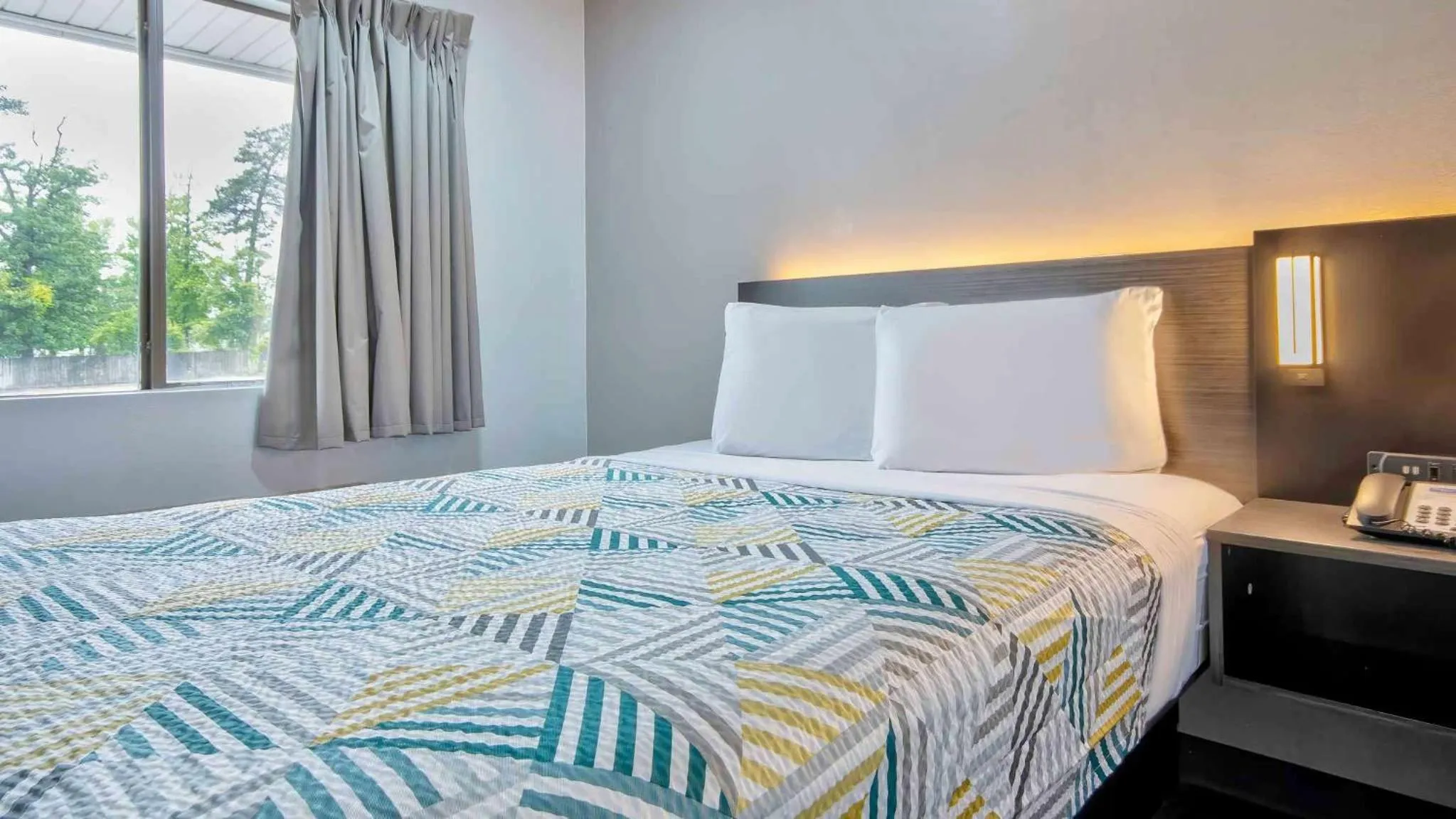 Photo of the whole room, Bed in Studio 6 Texarkana TX