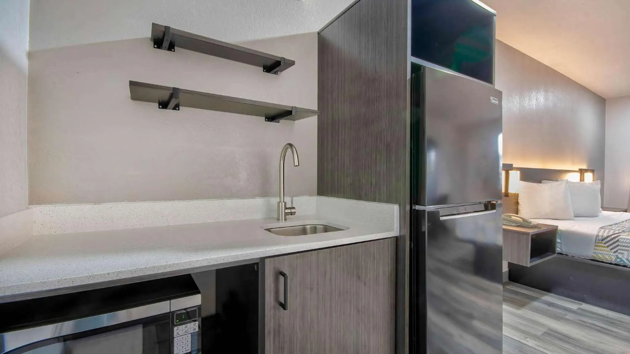 Photo of the whole room, Bed in Studio 6 Texarkana TX