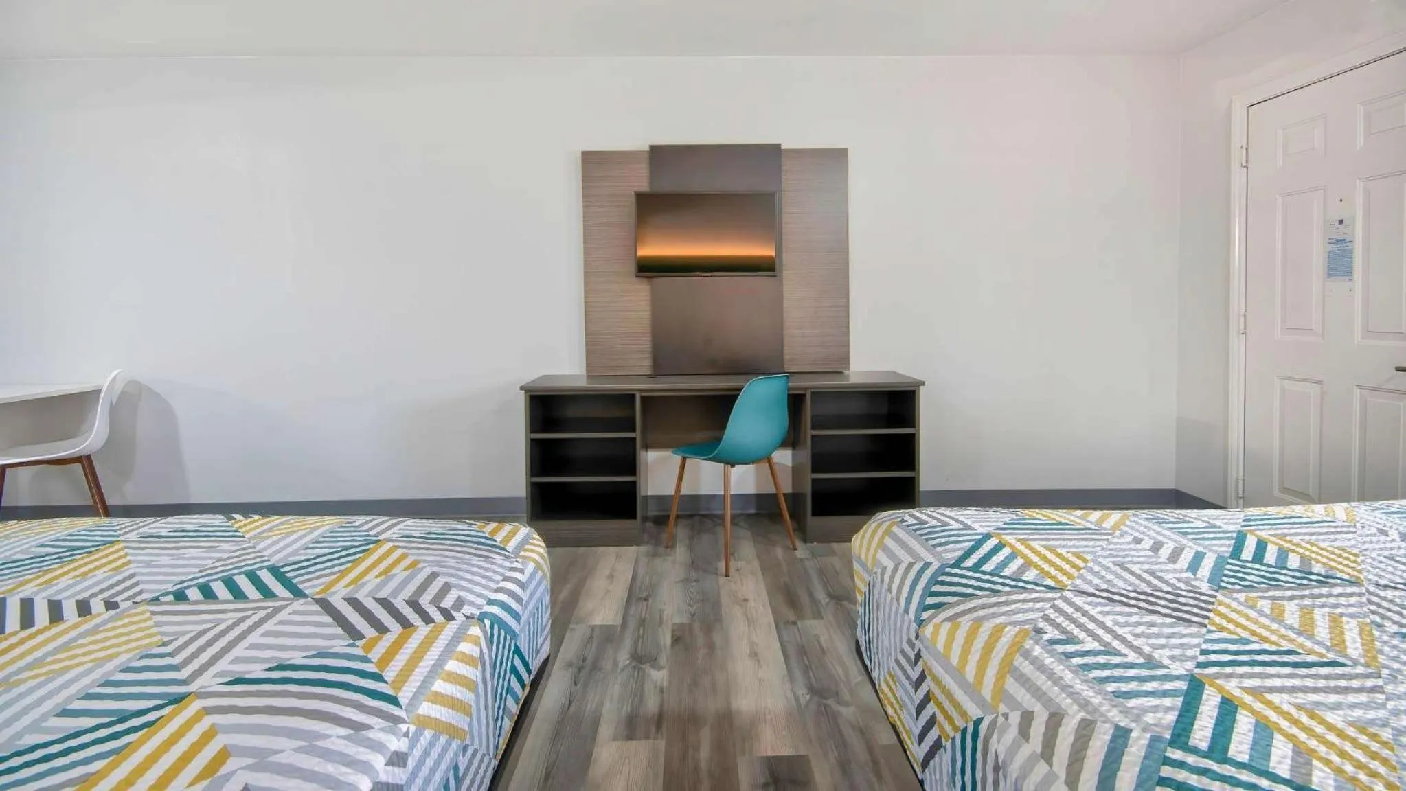 Photo of the whole room, Bed in Studio 6 Texarkana TX