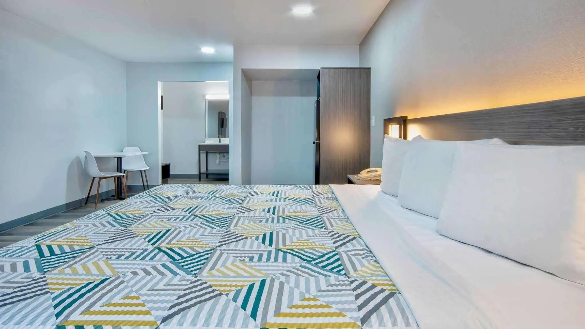 Photo of the whole room, Bed in Studio 6 Texarkana TX