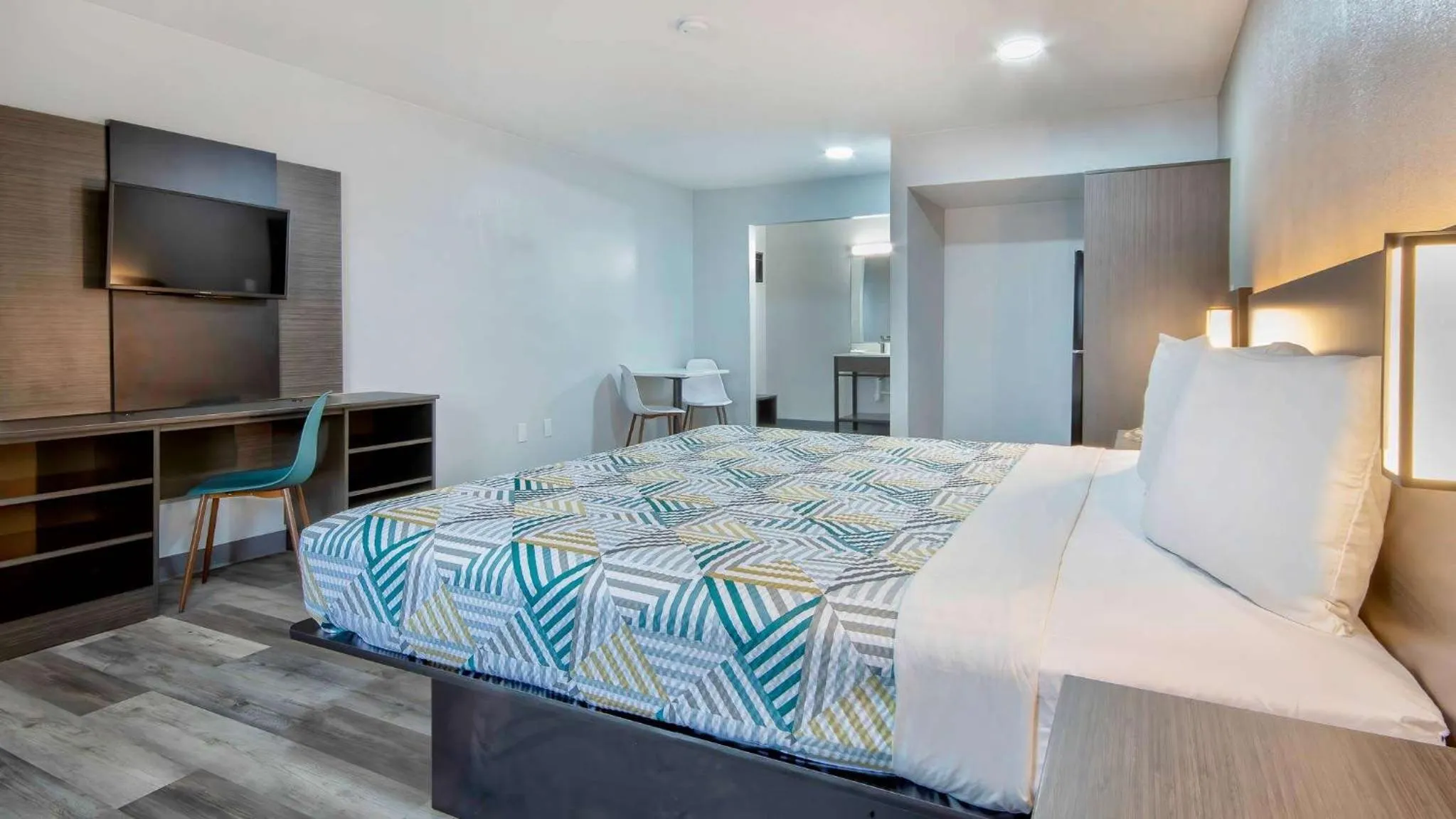 Photo of the whole room, Bed in Studio 6 Texarkana TX