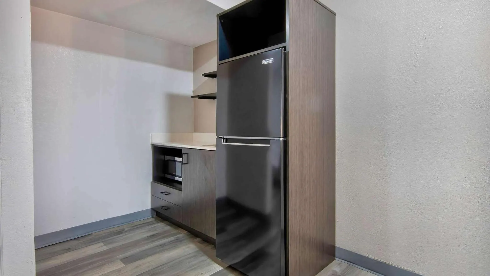 Photo of the whole room in Studio 6 Texarkana TX