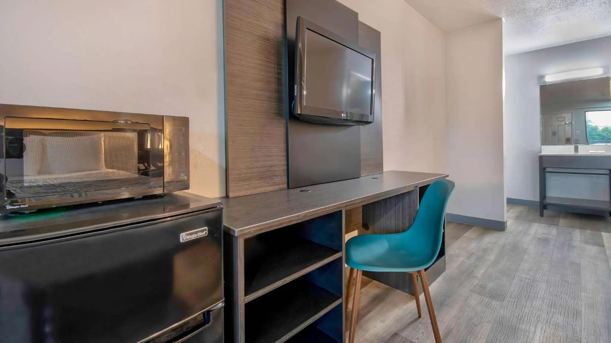 Photo of the whole room in Studio 6 Texarkana TX