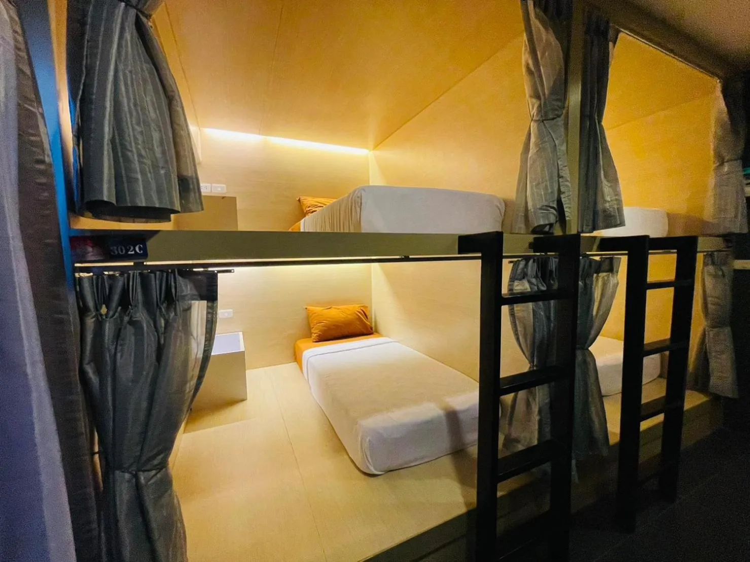 Photo of the whole room, Bed in Rabbitel Phuket