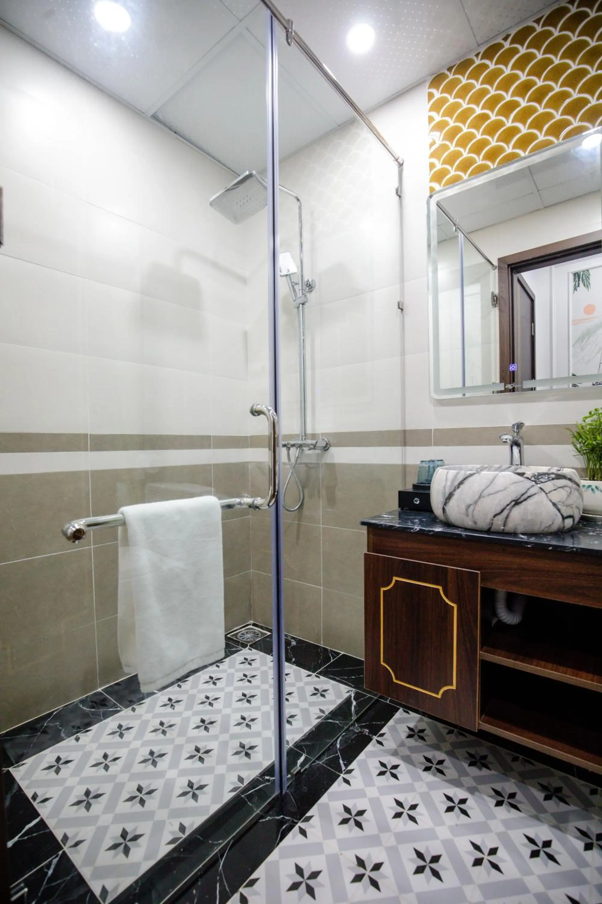 Bathroom, Bed in HƯỚNG DƯƠNG HOTEL THANH HOÁ