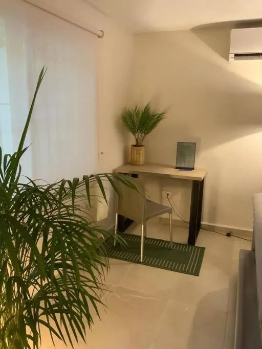 Seating area in Departamento Céntrico y Moderno en Cancún.