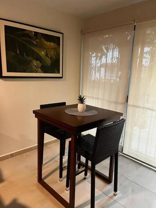 Dining area in Departamento Céntrico y Moderno en Cancún.