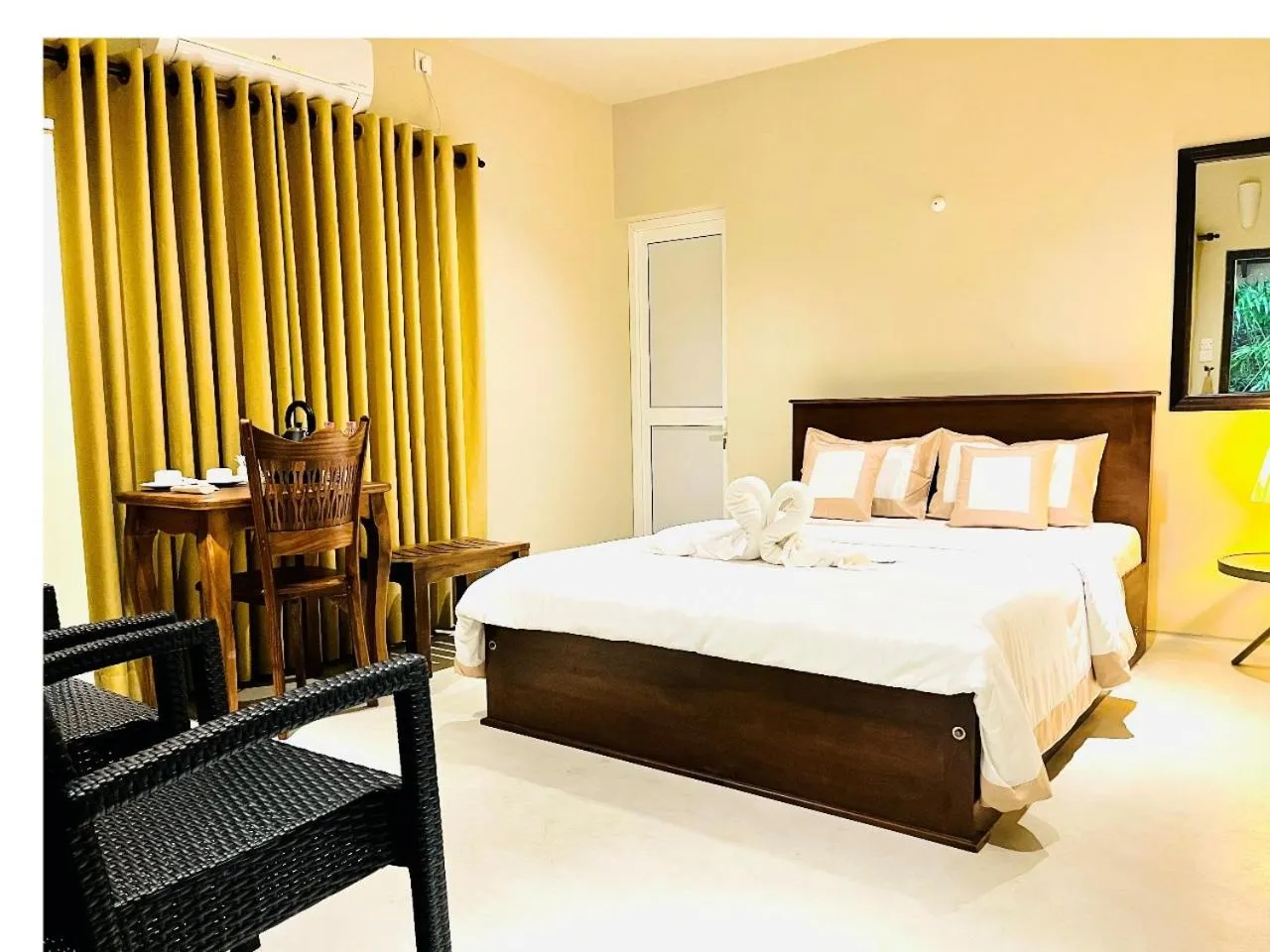 Bed in Ceylon Kingsmen Garden - Katunayake Airport Transit Hotels