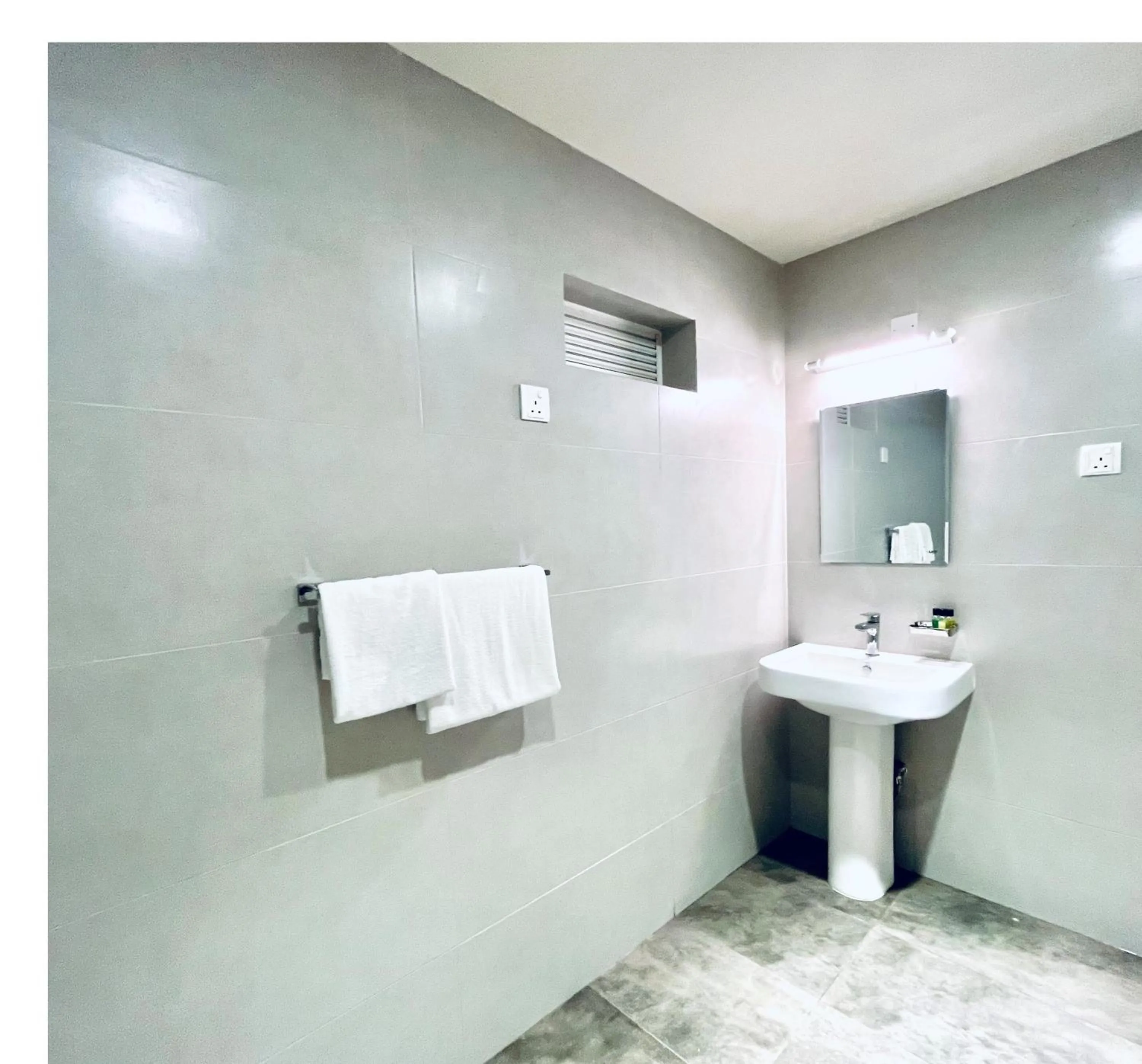 Bathroom in Ceylon Kingsmen Garden - Katunayake Airport Transit Hotels