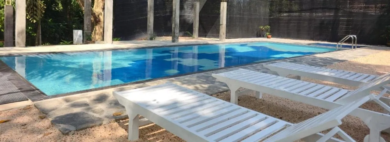 Swimming pool in Ceylon Kingsmen Garden - Katunayake Airport Transit Hotels