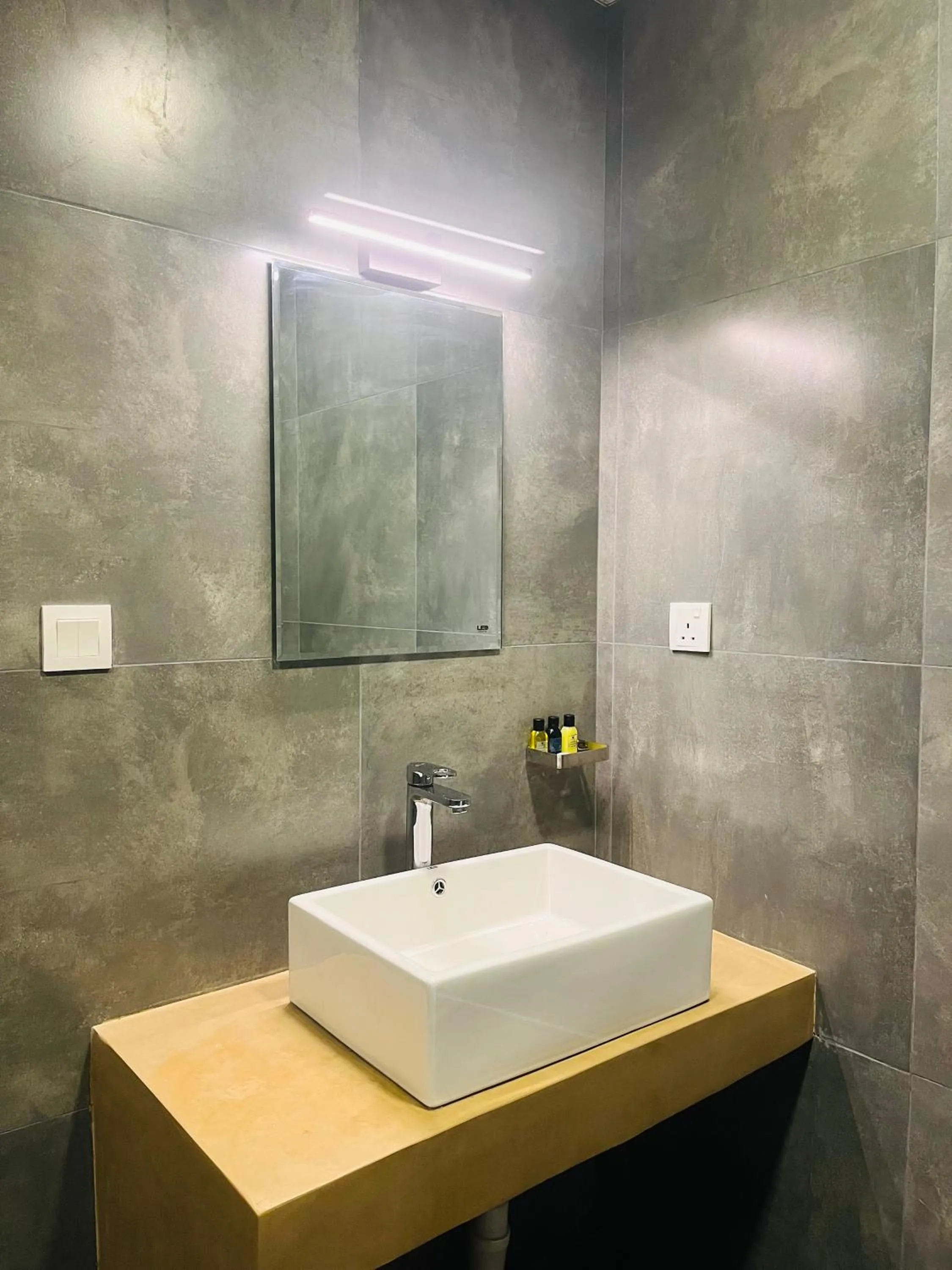 Bathroom in Ceylon Kingsmen Garden - Katunayake Airport Transit Hotels