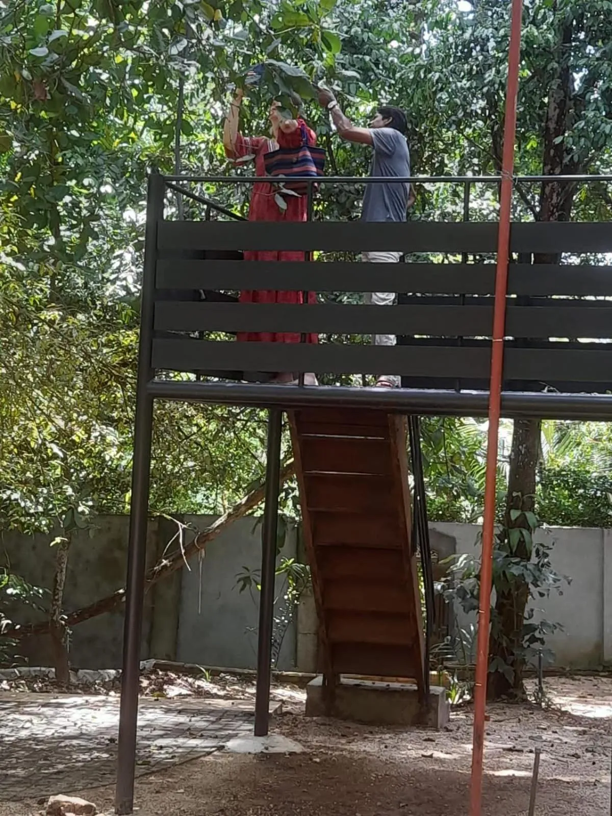 group of guests in Ceylon Kingsmen Garden - Katunayake Airport Transit Hotels