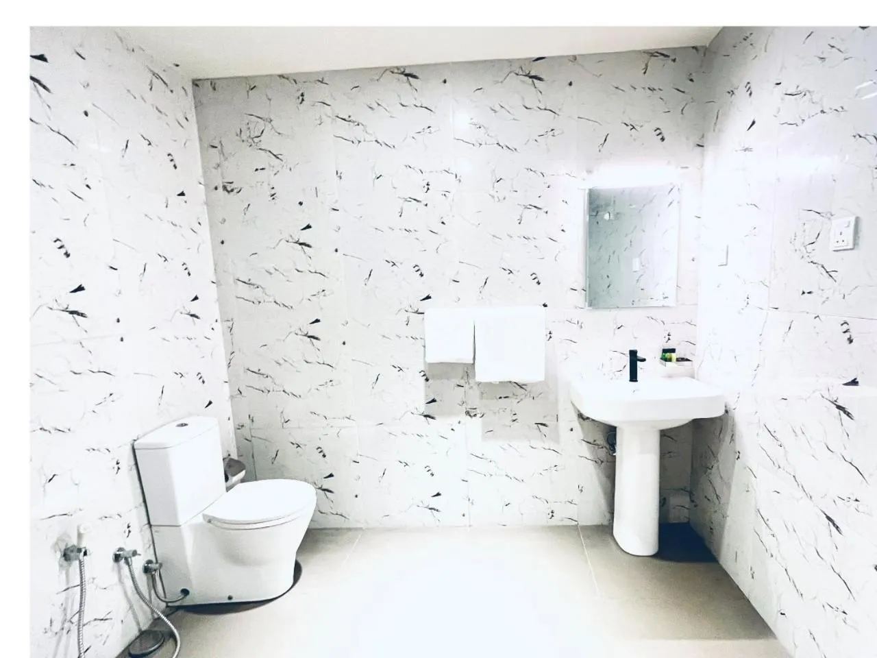 Toilet in Ceylon Kingsmen Garden - Katunayake Airport Transit Hotels