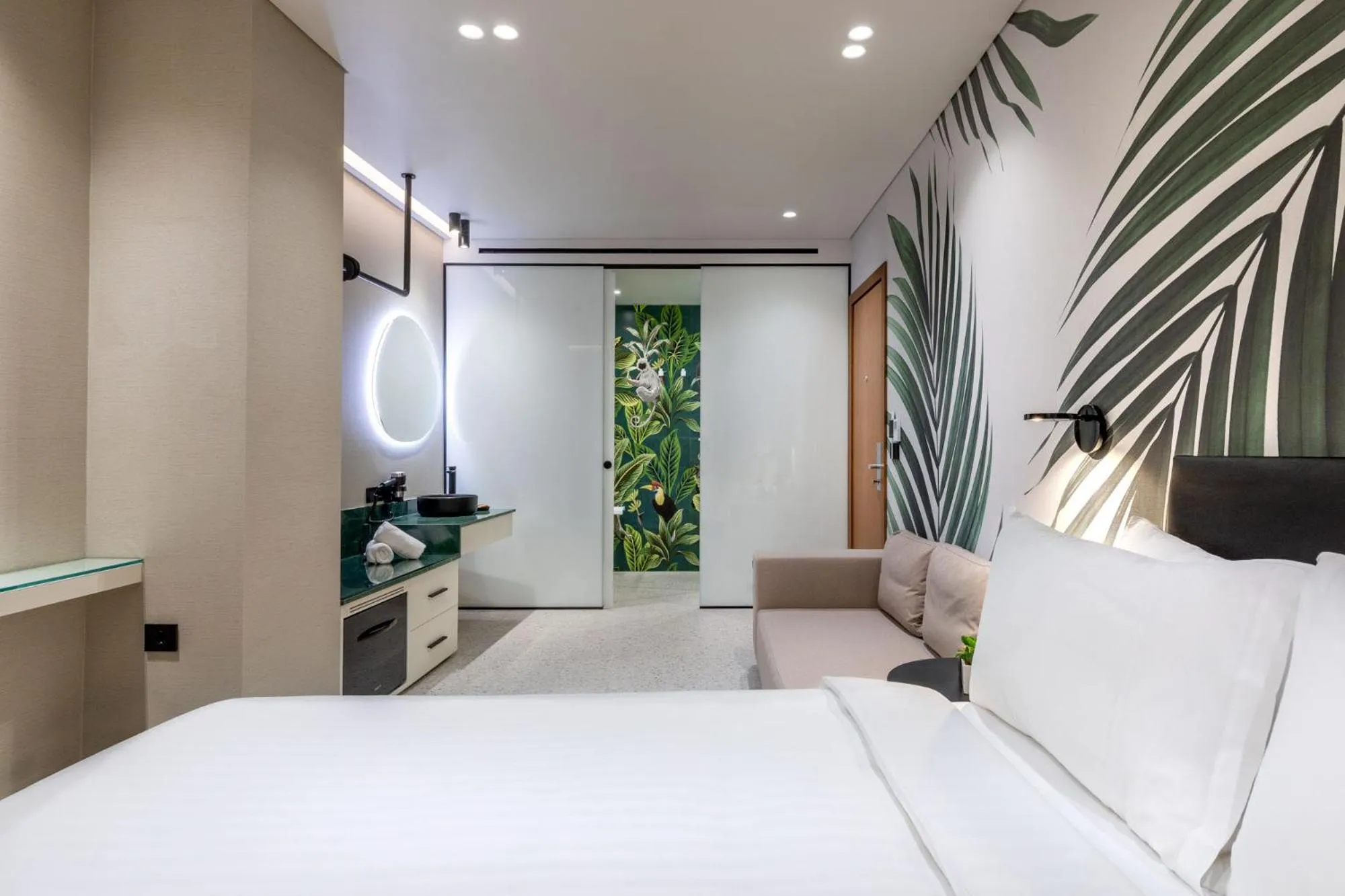 Photo of the whole room, Bed in Amazon Hotel