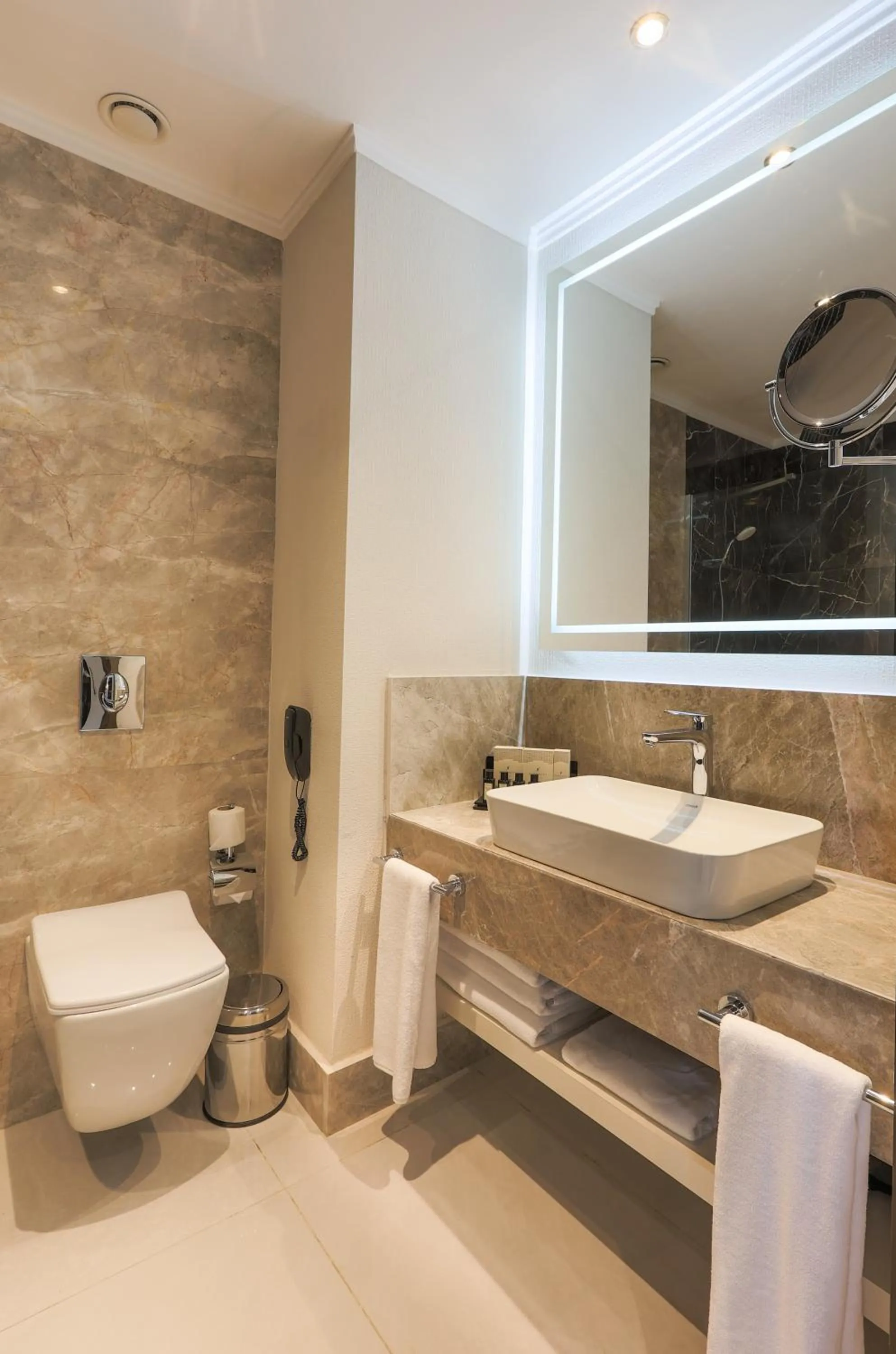 Shower in Serenity Queen Hotel