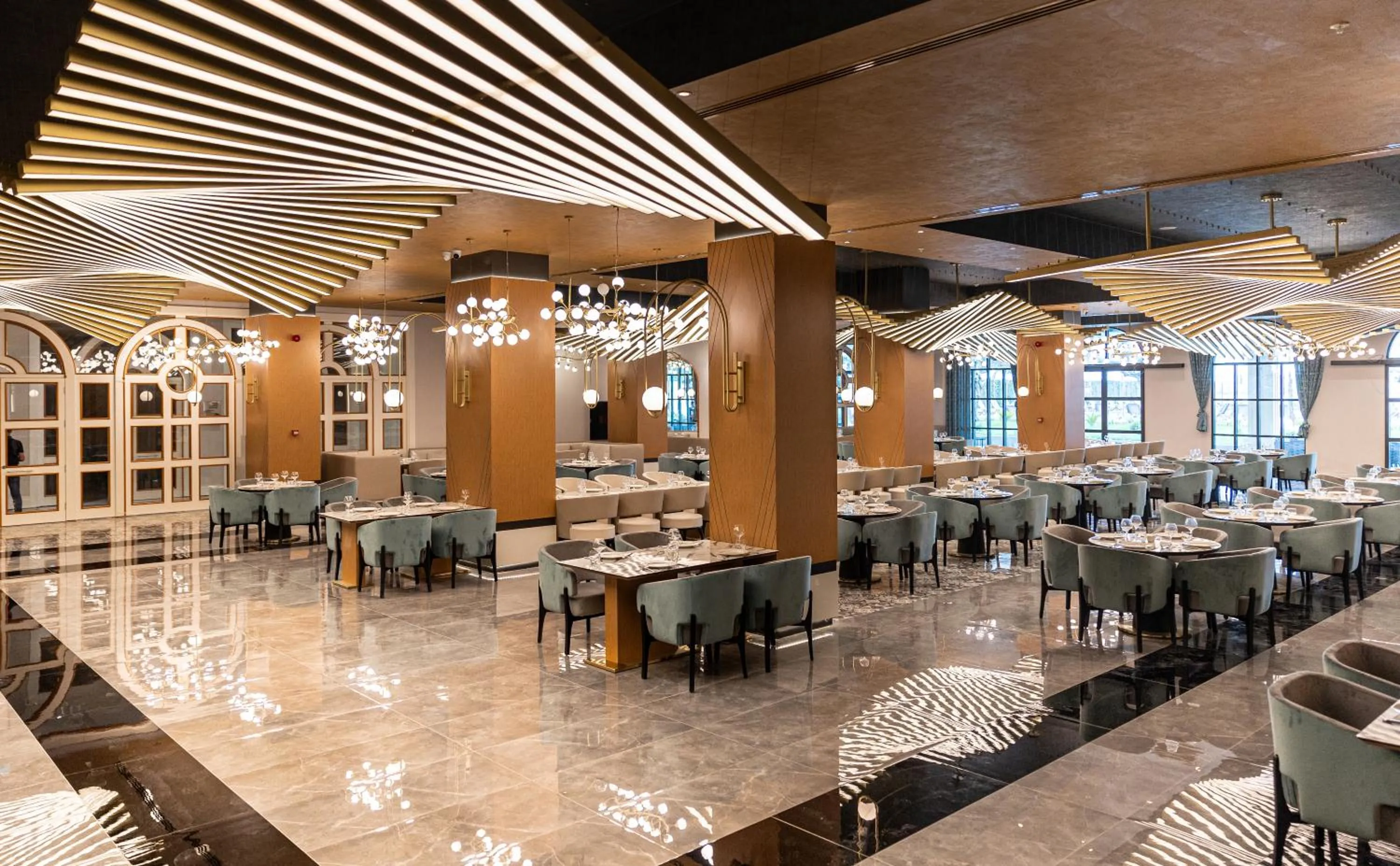 Restaurant/places to eat in Serenity Queen Hotel