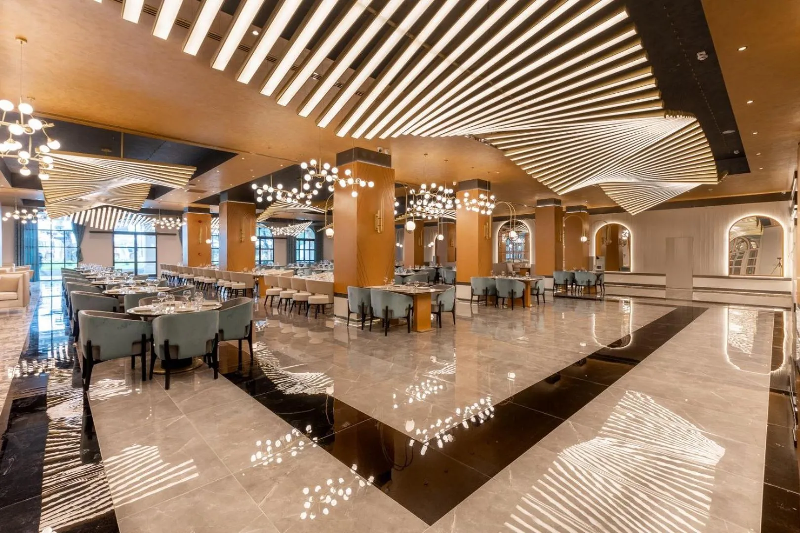 Restaurant/places to eat in Serenity Queen Hotel