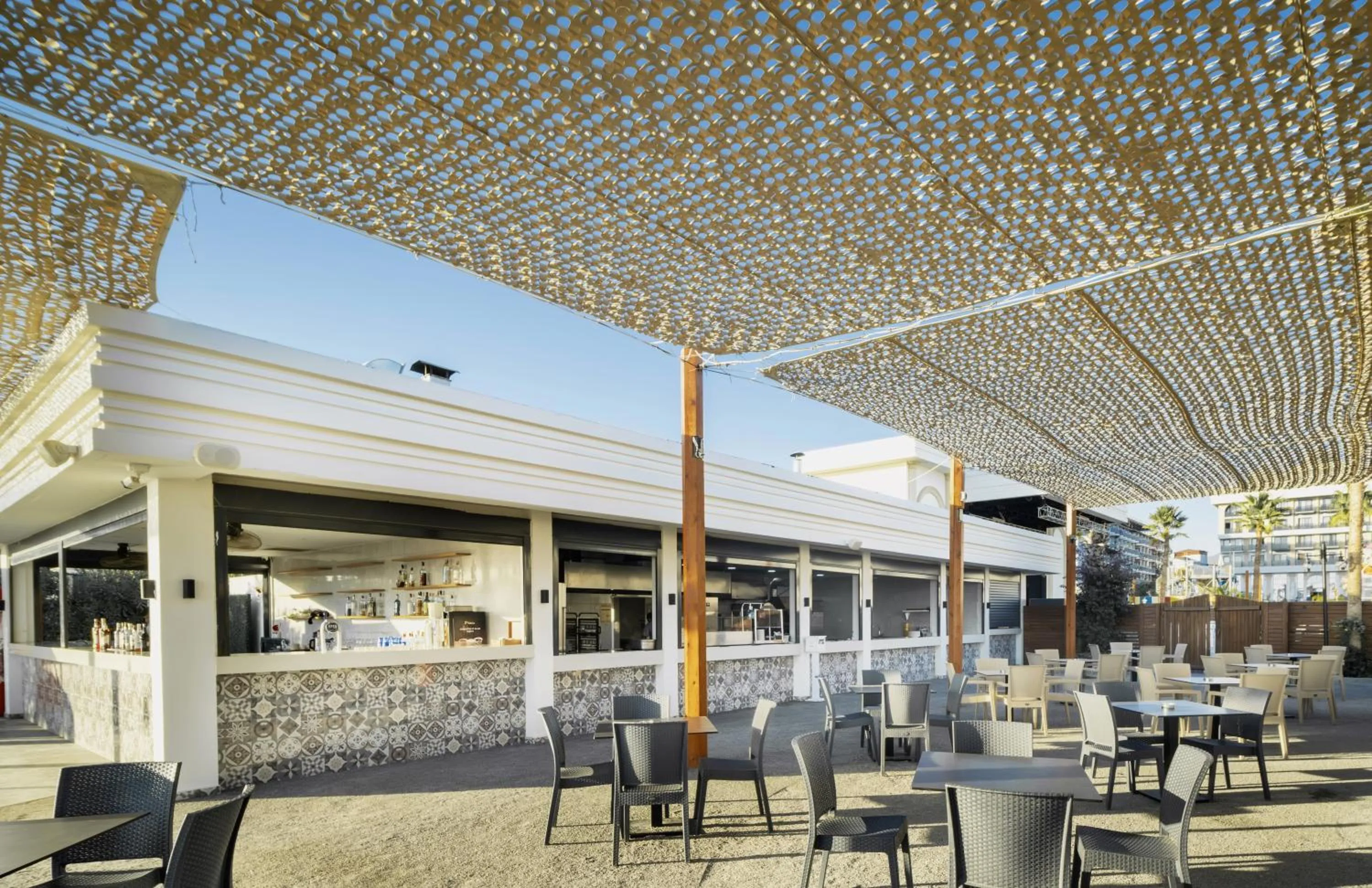 Restaurant/places to eat in Serenity Queen Hotel