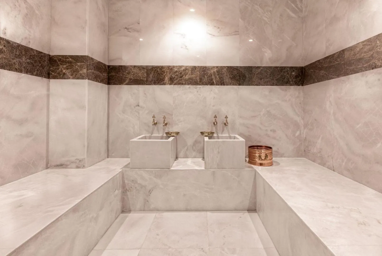 Public Bath in Serenity Queen Hotel