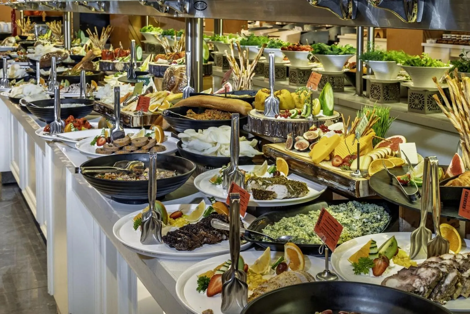 Restaurant/places to eat in Serenity Queen Hotel