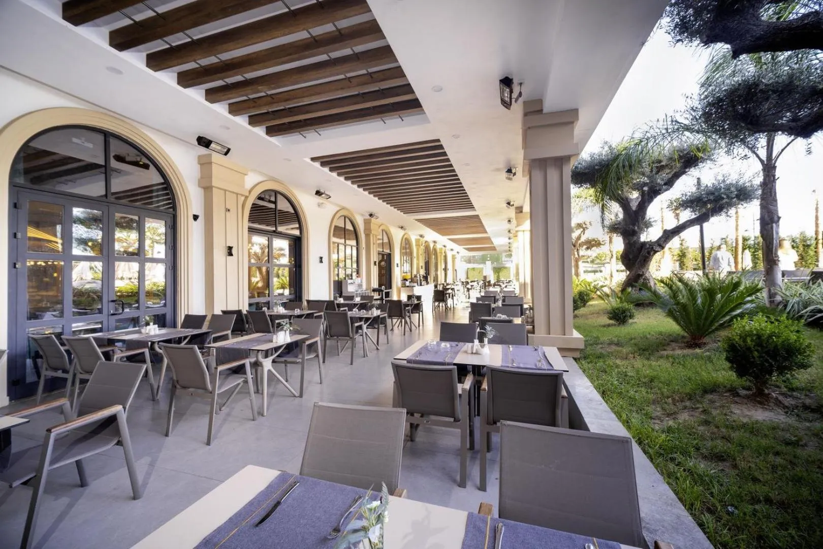 Restaurant/places to eat in Serenity Queen Hotel