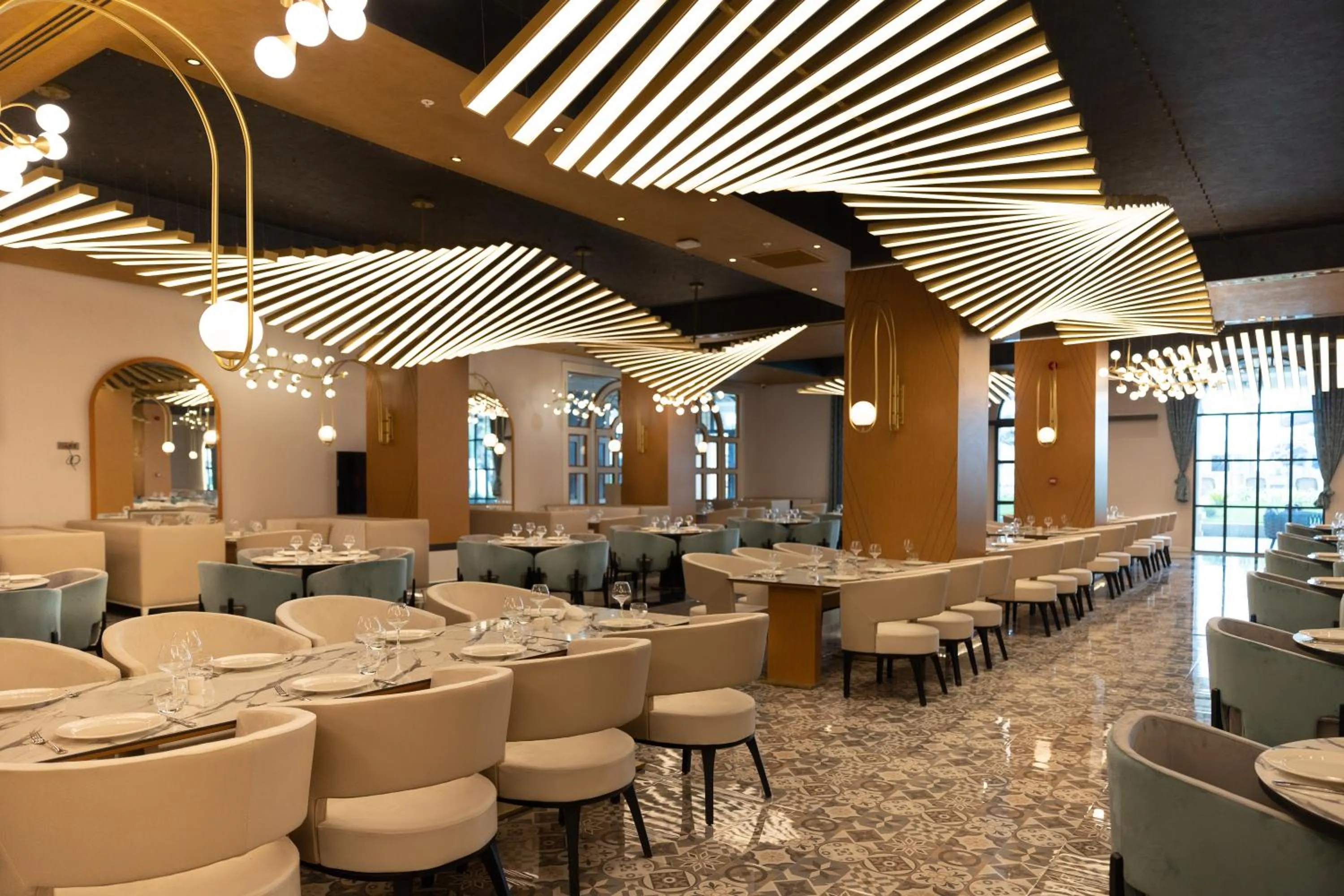 Restaurant/places to eat in Serenity Queen Hotel